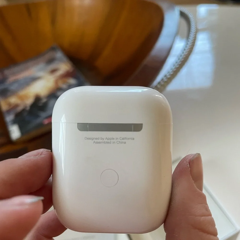 Apple White Wireless Earbuds Headset